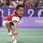 Pemain tunggal putra Indonesia, Anthony Sinisuka Ginting berusaha menjangkau bola saat menghadapi wakil Amerika Serikat, Howard Shu pada laga Grup H bulu tangkis Olimpiade Paris 2024 di Porte de la Chapelle Arena, Prancis, Minggu (28/7/2024). Anthony Sinisuka Ginting menang straight game 21-14, 21-8. (AP Photo/Dita Alangkara)