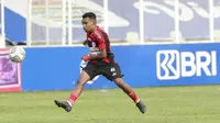 Pemain Persipura Jayapura, Todd Rivaldo Ferre melepaskan tendangan saat melawan Arema FC dalam laga pekan ke-5 BRI Liga 1 2021/2022 di Stadion Madya, Jakarta, Rabu, (29/9/2021). (Bola.com/ M Iqbal Ichsan)