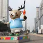 Bus Transjakarta melintas di samping patung maskot Asian Games 2018 yang menghiasi Jalan Sudirman, Jakarta, Rabu (8/8). Pemasangan maskot tersebut untuk menyemarakan Asian Games 2018 yang akan dibuka 18 Agustus 2018. (Liputan6.com/Immanuel Antonius)