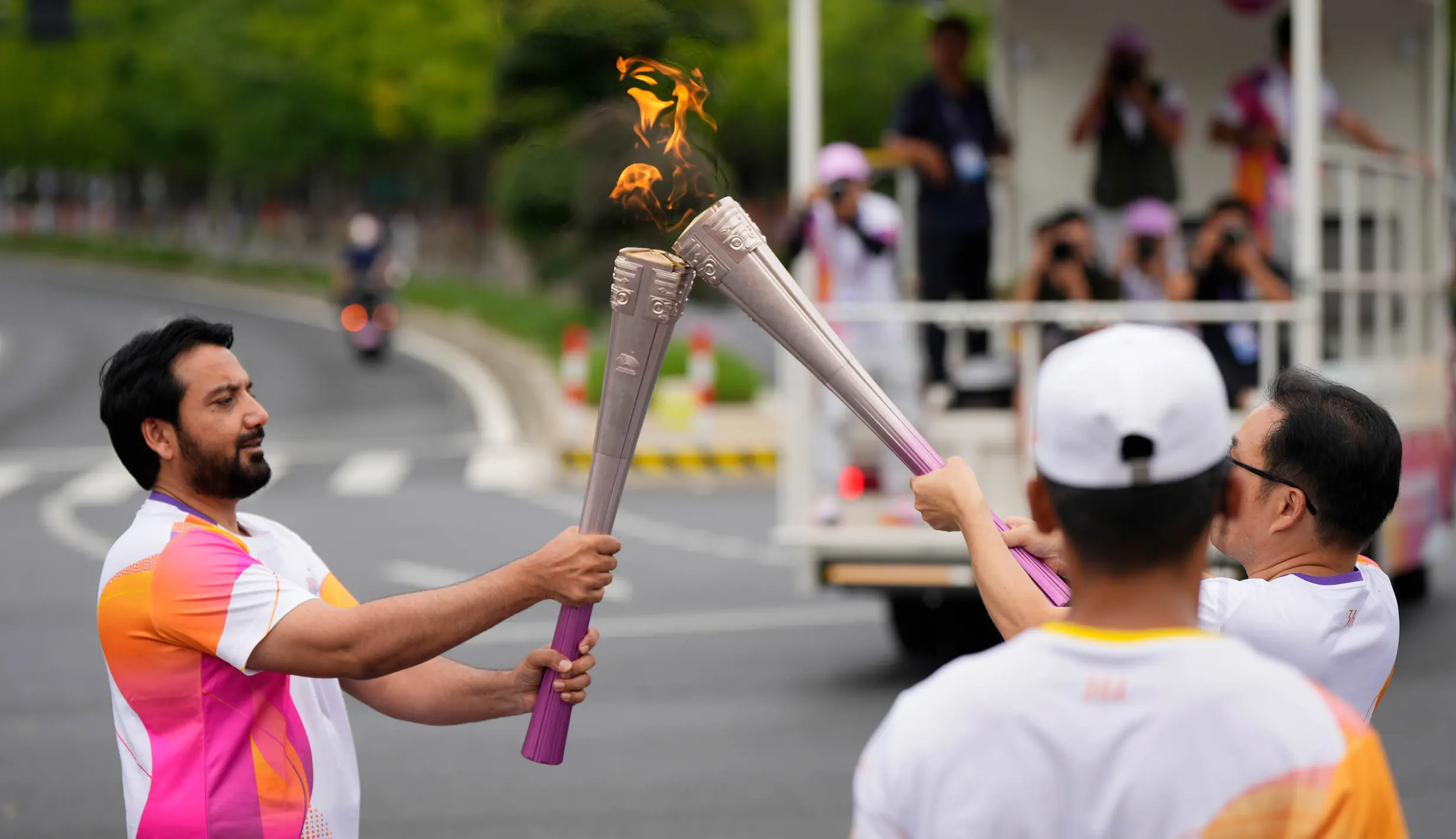 Tarian Khas Meriahkan Kirab Obor Asian Games ke-19 Hangzhou - Foto ...