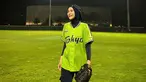 Belum lama ini, Zaskia Adya Mecca membagikan aktivitasnya saat bermain softball di lapangan GBK. Ia mengungkapkan jika bermain softball di GBK sudah menjadi cita-citanya sejak SMA. Namun, baru kesampaian sekarang. Zaskia merasa senang dan mengerti bahwa saat ini adalah waktu yang tepat untuk ikut bermain. (Liputan6.com/IG/@zaskiadyamecca)