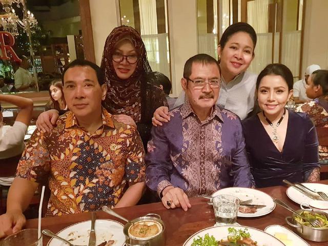 Senyum Mayangsari Saat Makan Malam Bersama Keluarga Cendana Lifestyle Liputan6 Com