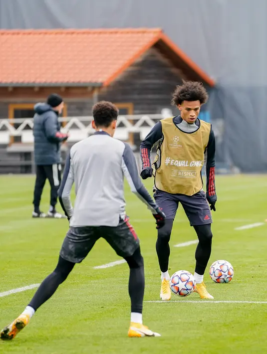 Gelandang Bayern Munchen, Leroy Sane saat mengikuti sesi latihan tim di Munich, Jerman selatan (24/11/2020). Munchen akan bertanding melawan Salzburg pada Grup A Liga Champions di Allianz Arena. (AFP/Marco Donato)
