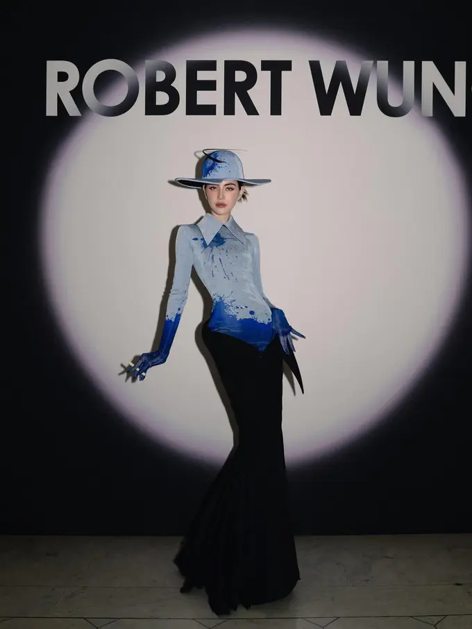 Davika Hoorne Tampil Dramatis dalam Gaun ‘Cipratan Cat’ Karya Robert Wun di Paris Couture Week