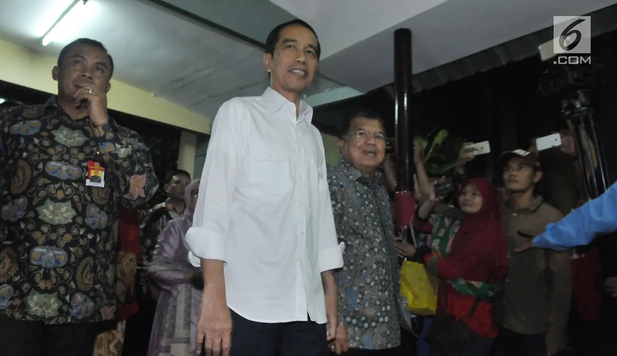 Presiden Jokowi dan Wakil Presiden Jusuf Kalla usai menjenguk korban bom kampung melayu di RS Polri Kramatjati Kamis (25/5). Jokowi menegaskan, tidak ada tempat di negara kita, untuk terorisme. (Liputan6.com/Helmi Afandi)