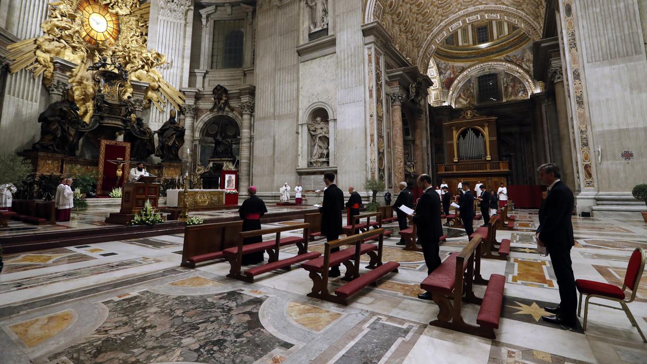 FOTO: Paus Fransiskus Pimpin Misa Malam Paskah Tanpa Jemaat