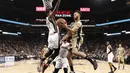 Pemain San Antonio Spurs, Kyle Anderson (1) mencoba melakukan lay up saat dihadang pemain Miami Heat, Hassan Whiteside (21) pada lanjutan NBA di AT&T Center, Texas, Kamis (24/3/2016).  (Reuters/ Soobum Im-USA TODAY Sports)