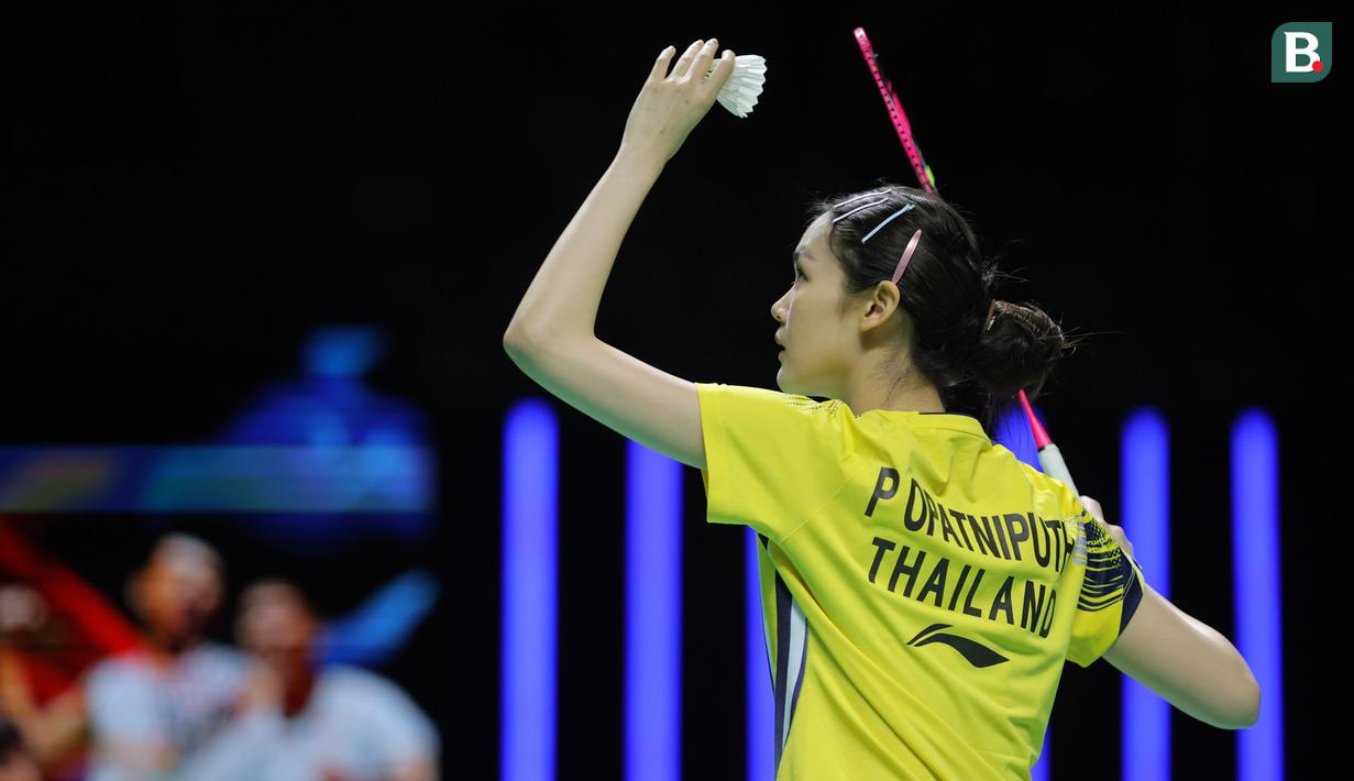 Pebulu tangkis tunggal putri Thailand, Pitchamon Opatniput melakukan servis ke arah wakil China, Chen Yu Fei saat laga final Indonesia Masters 2026 yang berlangsung di Istora, Senayan, Jakarta, Minggu (25/01/2026). (Bola.com/Bagaskara Lazuardi)