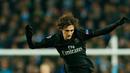 Gelandang PSG, Adrien Rabiot (atas) berusaha melewati gelandang City, Fernando di leg kedua liga Champions di Etihad Stadium, Inggris (13/4). City menang atas PSG dengan skor 1-0. (Reuters/Jason Cairnduff)