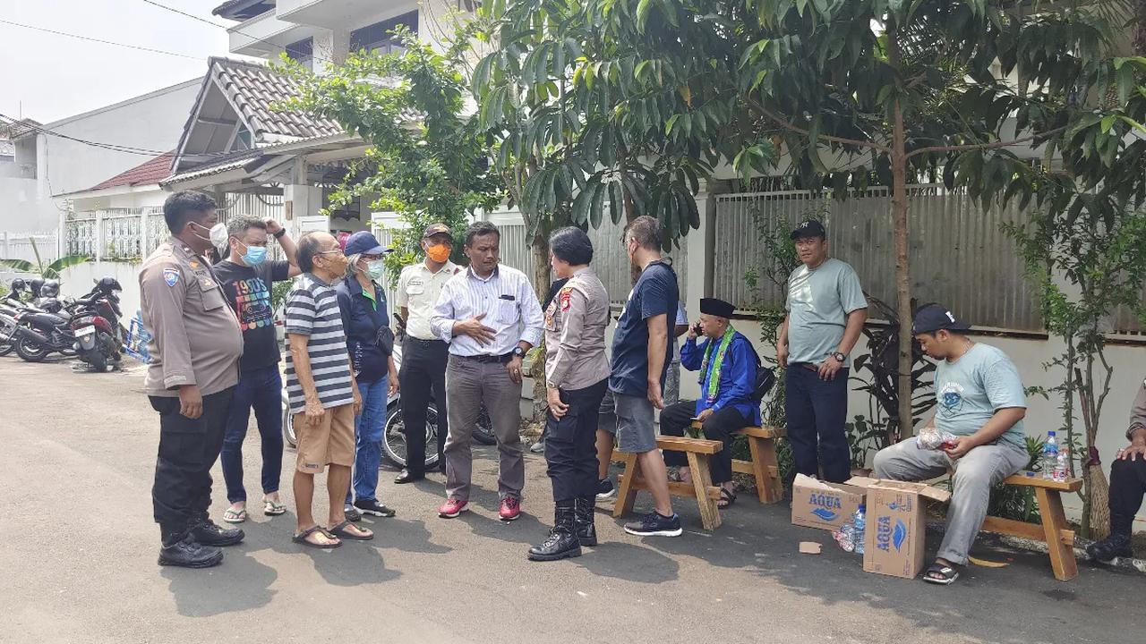 Tak hanya ditemukan bantal, polisi juga menemukan dupa serta senter di TKP. Dari hasil temuan ini disimpulkan jika cara seperti ini pernah ditemukan di Jepang.