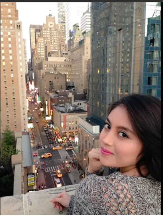 Nabila tak lupa menggunggah foto dirinya saat berada di bandara. Dara berusia 15 tahun itu pun berharap dapat kembali lagi ke New York. (Via Twitter/@NabilahJKT48)