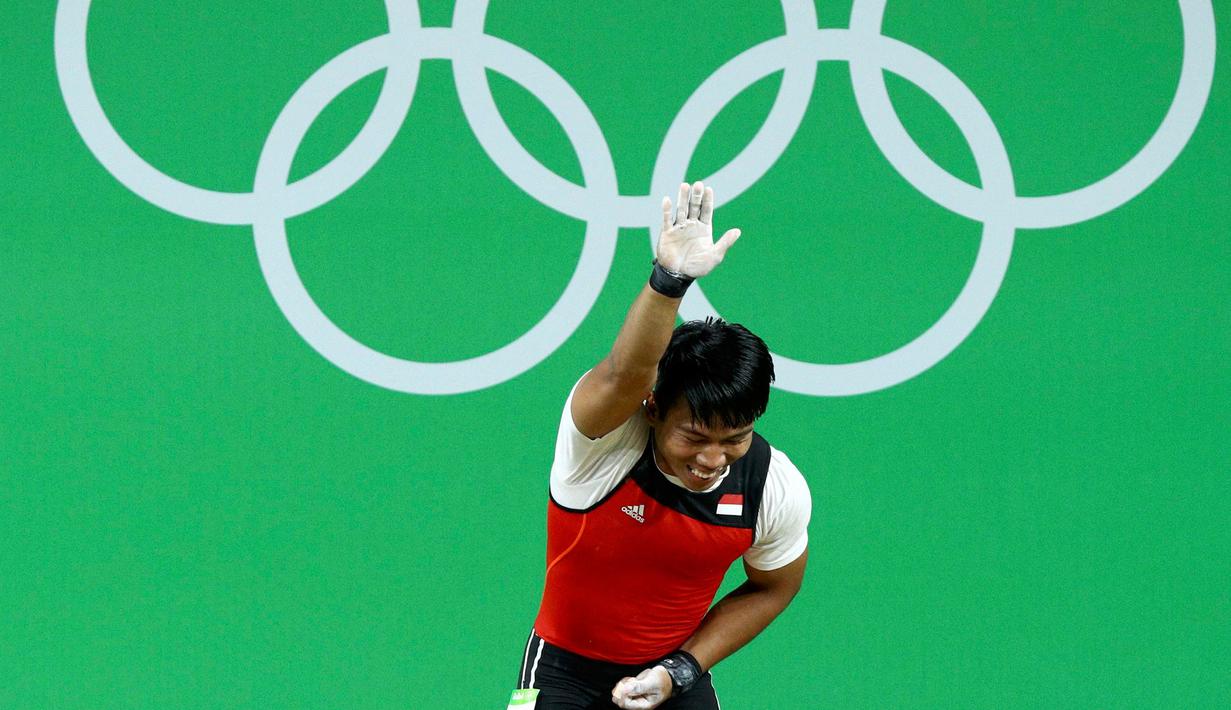 Deni memberikan salam kepada penonton saat gagal melakukan pada angkatan ketiga di clean and jerk, Olimpiade 2016 Rio de Janeiro, Brasil, Rabu (10/8). Deni gagal mengangkat beban 181 Kg. (REUTERS/Athit Perawongmetha)