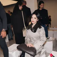 Song Hye Kyo mencuri perhatian dengan gaya edgy di Milan Fashion Week (dok. Bottega Venetta)