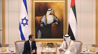 Presiden Israel Isaac Herzog bertemu dengan Pangeran Abu Dhabi, Sheikh Mohammed bin Zayed Al Nahya. Dok: Amos Ben Gershom/GPO via AP
