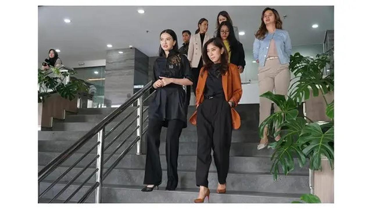6 Potret Kedekatan Raline Shah dan Menteri Meutya Hafid, Siap Kerja Jadi Stafsus