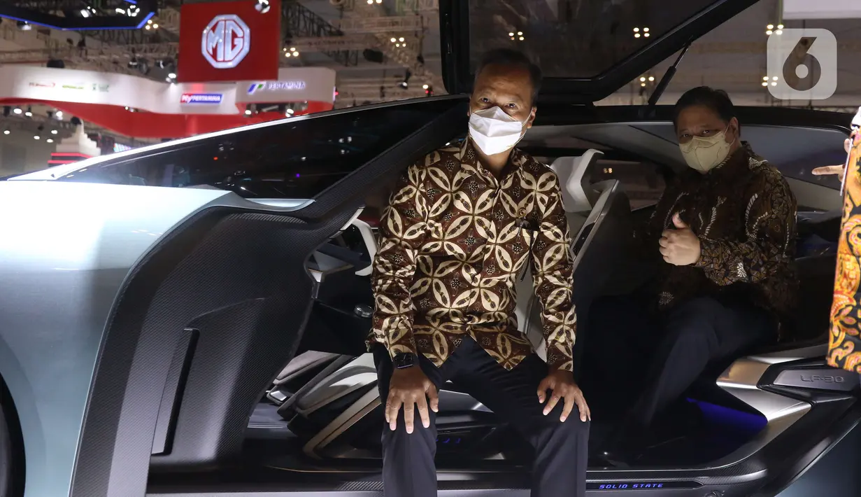 Menko Bidang Perekonomian Airlangga Hartarto dan Menteri Perindustrian Agus Gumiwang (kedua kiri) meninjau mobil keluaran baru di salah satu stan pameran otomotif Gaikindo Indonesia International Auto Show (GIIAS) 2021 di ICE BSD, Tangerang Selatan, Kamis (11/11/2021). (Liputan6.com/Angga Yuniar)