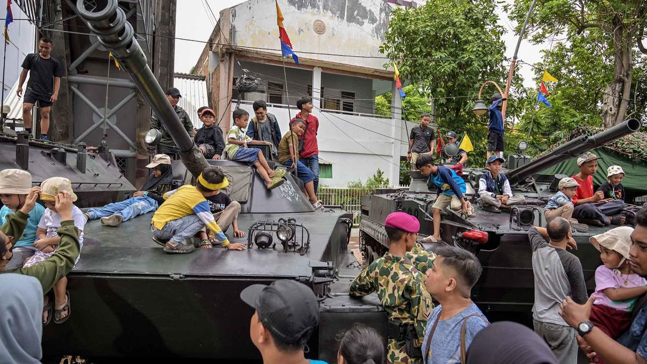 FOTO: Kendaraan Tempur Diserbu Warga, HUT ke-80 Marinir RI Meriah di Surabaya