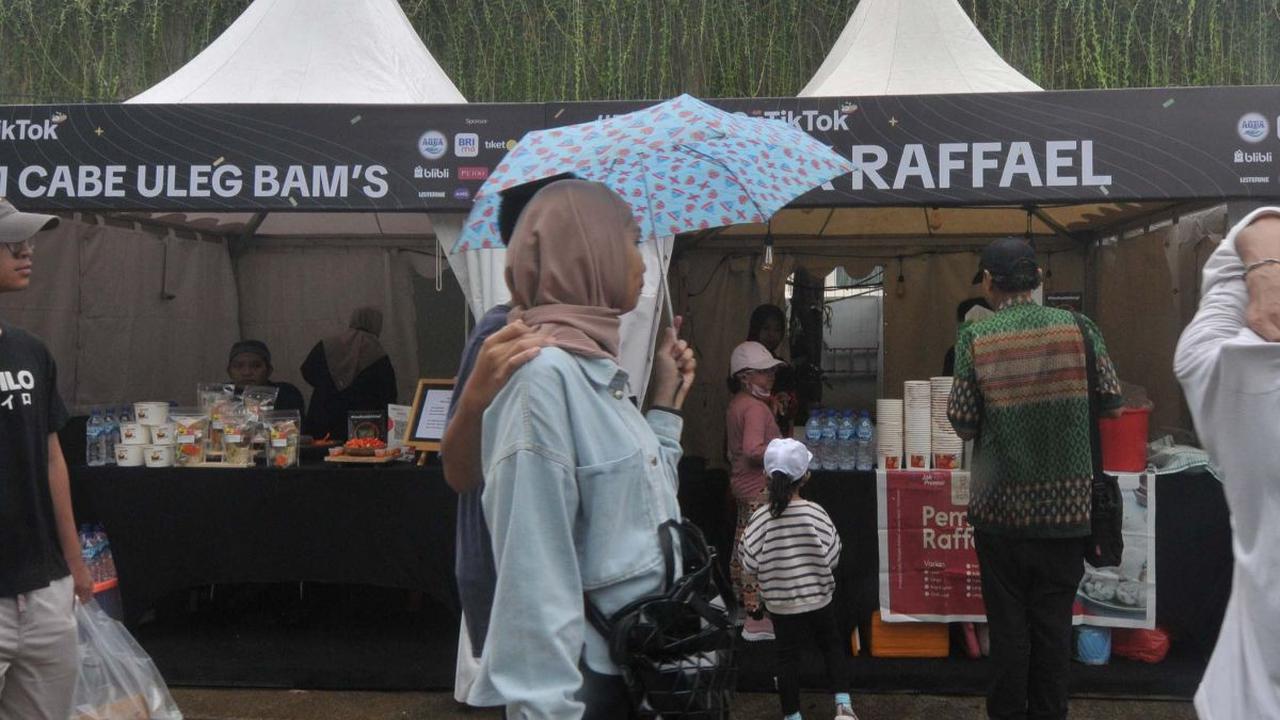 Sejumlah pengunjung berjalan melewati berbagai tenant saat berburu jajanan viral dalam festival kuliner TikTok Food Fest 2024 di Lapangan Banteng, Jakarta, Sabtu (25/4/2024). TikTok Food Fest 2024 menghadirkan berbagai jajanan khas nusantara, yang viral d