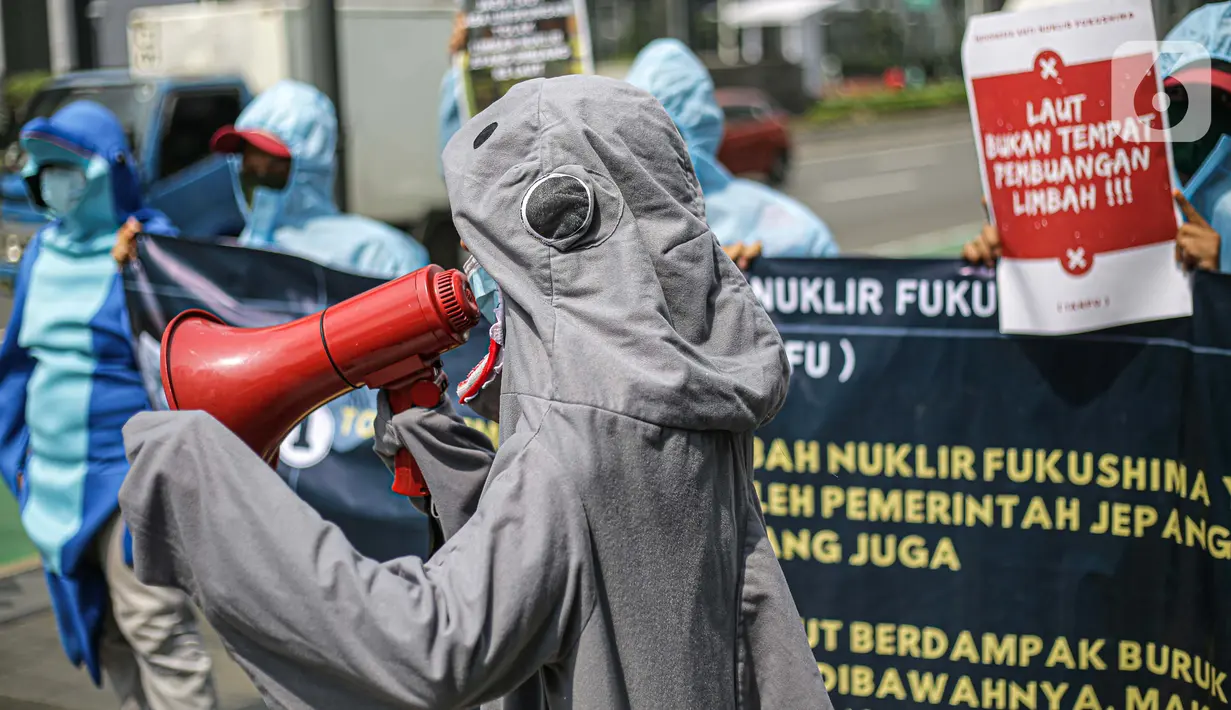 Massa Indonesia Anti Nuklir Fukushima menggelar aksi di depan Kedutaan Besar Jepang, Jakarta, Selasa (8/6/2021). Aksi yang sekaligus memperingati Hari Laut Sedunia ini menolak pembuangan limbah nuklir Fukushima di lautan yang akan dilakukan oleh pemerintah Jepang. (Liputan6.com/Faizal Fanani)