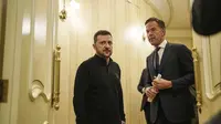 Presiden Ukraina&nbsp;Volodymyr Zelenskyy dan Sekjen NATO Mark Rutte saat bertemu di Kyiv pada Kamis (3/10/2024). (Dok. AP Photo/Evgeniy Maloletka)