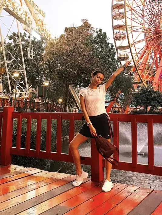 Yuki Kato juga tampil menawan dengan chunky sneakers yang seru. Ia terlihat begitu memukau dengan mini skirt, menghadirkan kesan sporty yang nyata. [Foto: Instagram/ Yuki Kato]