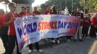 Sejumlah dokter spesialis saraf yang tergabung dalam Perdossi Solo menggelar peringatan World Stroke Day 2019 di Bundaran Gladak Solo, Selasa (29/10).(Liputan6.com/Fajar Abrori)