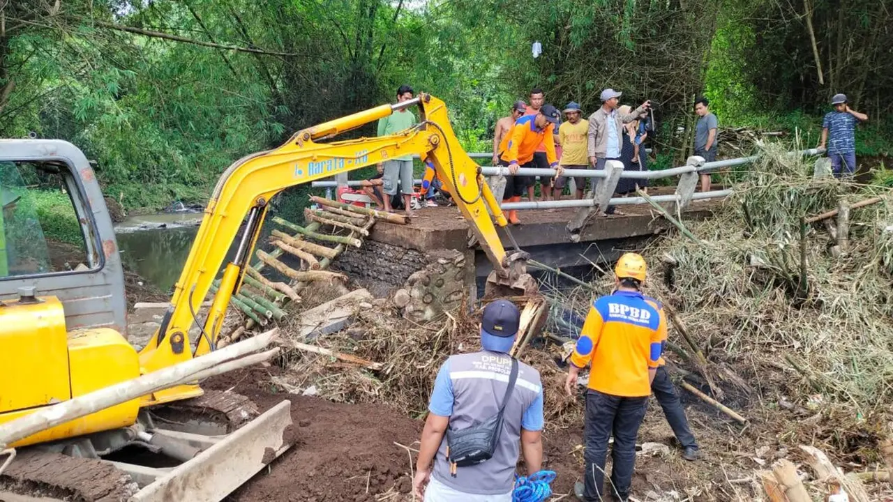 Sejumlah alat berat dikerahkan untuk membuka akses jalan  penghubung antar desa di Probolinggo  yang rusak akibat banjir (Istimewa)