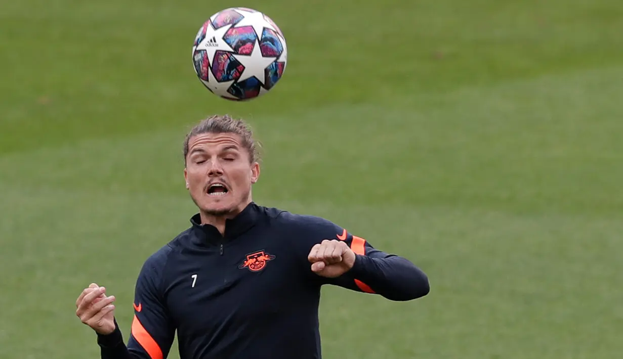 Pemain RB Leipzig, Marcel Sabitzer, saat menjalani latihan jelang laga semifinal Liga Champions 2019/2020 di Da Luz Stadium, Selasa (18/8/2020). RB Leipzig akan menghadapi PSG pada semifinal Liga Champions. (AFP/Manu Fernandez/pool)