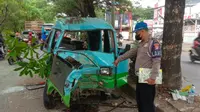 Insiden kecelakaan yang melibatkan dump truk dengan angkutan kota (angkot) terjadi di Jalan Marsekal Suryadharma, Neglasari, Kota Tangerang, Senin (15/11/2021). (Liputan6.com/Pramita Tristiawati)