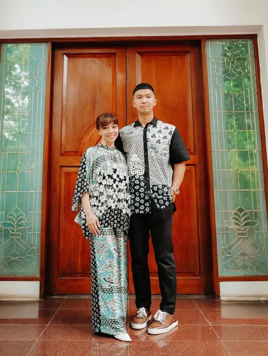 Keduanya tampil memikat dalam balutan batik modern, dengan cutting sederhana ditunjang dengan motif batik berpadu floral kekinian. (Foto: Instagram/@Nikita Willy)