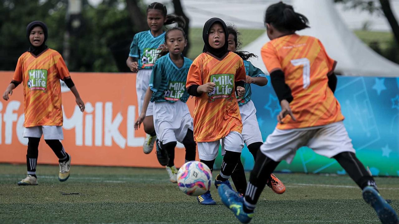 FOTO: Keseruan Murid SD Bermain Bola saat MilkLife Soccer Challenge-Jakarta 2025