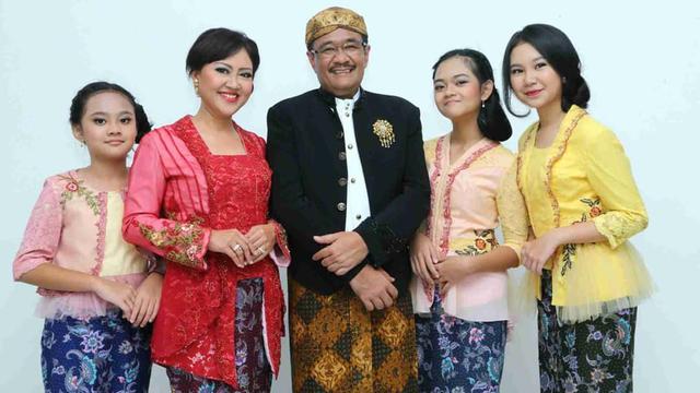 Main TikTok Bareng, Ini 6 Potret Kebersamaan Djarot Saiful dan Ketiga Anaknya