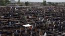 Orang-orang mengunjungi pasar ternak untuk membeli hewan untuk hari raya Idul Adha atau Hari Raya Kurban umat Islam di Peshawar, Pakistan, Sabtu (2/7/2022). Idul Adha merupakan salah satu hari raya umat Islam di dunia yang identik dengan penyembelihan hewan kurban bagi yang mampu. (AP Photo/Muhammad Sajjad)