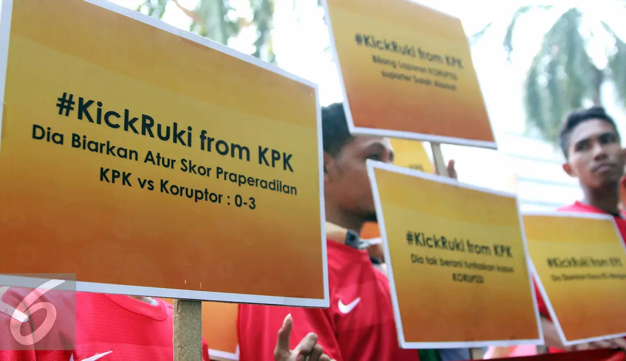 Komunitas Suporter Antikorupsi menunjukkan poster yang bertuliskan hashtag '#KickRuki from KPK' saat melakukan aksi di KPK, Jakarta, Jumat (19/6/2015). Dalam aksinya suporter meminta KPK agar membongkar kasus mafia PSSI. (Liputan6.com/Helmi Afandi)