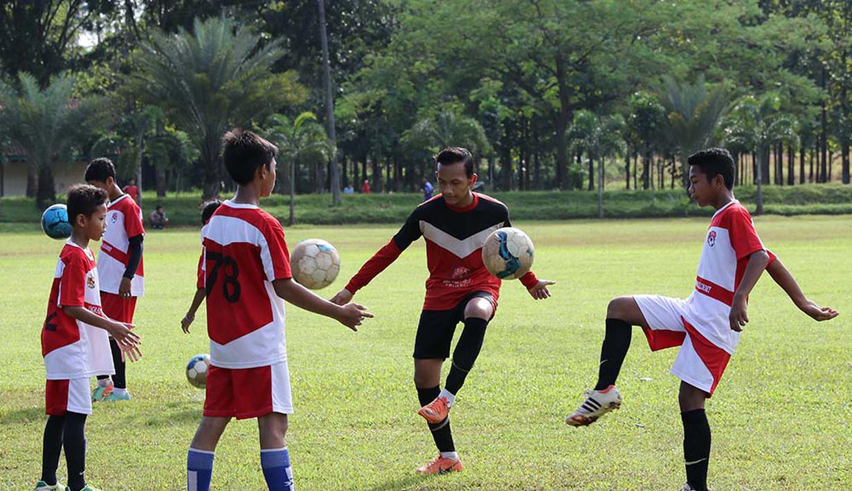 Anak-anak usia di bawah 14 tahun yang tergabung dalam Imran Soccer Academy (ISA) berlatih di Lapangan Kampus Trisakti, Ciangsana, Gunung Putri, Bogor. (Bolacom/Arief Bagus)