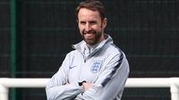 Pelatih Inggris, Gareth Southgate, saat latihan jelang laga kualifikasi Piala Eropa di St George's Park, Selasa (19/3). Inggris akan berhadapan dengan Republik Ceko. (AFP/Paul Ellis)