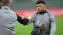 Gelandang Liverpool, Alex Oxlade-Chamberlain melakukan pemanasan saat latihan di kompleks pelatihan Melwood di Liverpool, Inggris (25/9). Liverpool akan bertanding melawan Spartak Moscow pada Grup E Liga Champions. (AFP Photo/Paul Ellis)