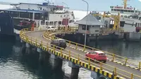 Aktivitasdi Pelabuhan ASDP Ketapang Banyuwangi, Sejumlah Kendaraan Masuk Ke dalam Kapal  Untuk Meneybrang ke Pelabuah Gilimanuk Bali (Hermawan Arifianto/Liputan6.com)