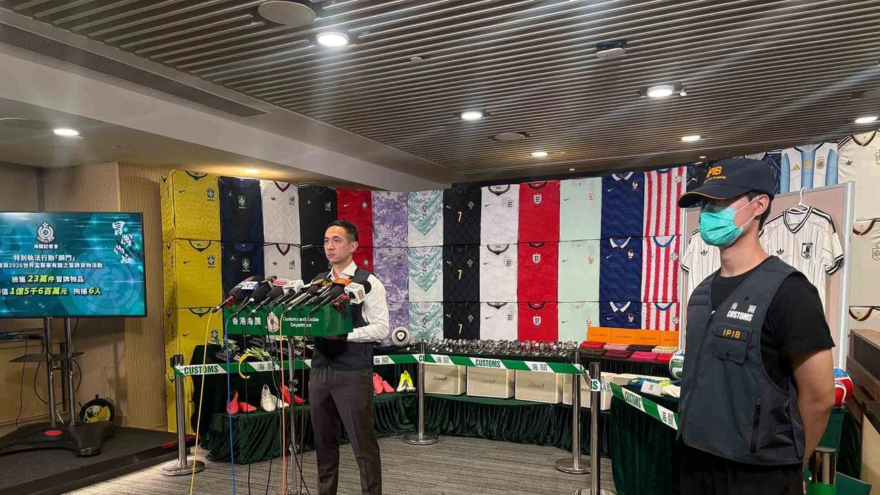 FOTO: Jelang Final Piala Dunia Hong Kong Sita Ribuan Jersey Palsu