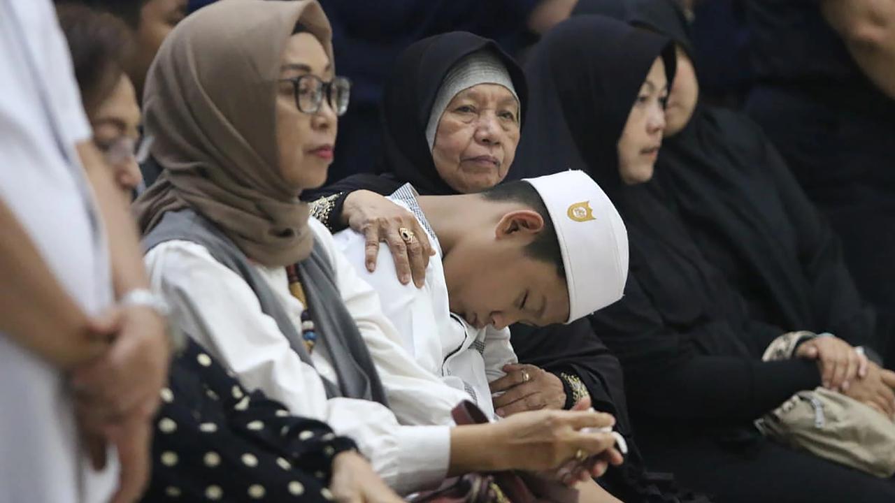 FOTO: Menteri KKP Pingsan saat Upacara Pelepasan Korban Kecelakaan ATR 42-500