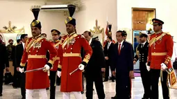 Presiden Joko Widodo disambut Presiden Pakistan Mamnoon Hussain di Istana Kepresidenan Aiwan-e-Sadr, Islamabad, (26/1). Nilai perdagangan Indonesia dan Pakistan mengalami peningkatan yang sangat signifikan. (Liputan6.com/Pool/Rusman Biro Pers Setpres)