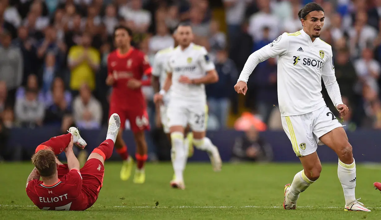 Striker Liverpool Harvey Elliott menderita cedera kaki serius menyusul tekel oleh bek Leeds United Pascal Struijk pada pekan keempat Liga Inggris di Elland Road, Minggu (12/9/2021). Elliot bakal menjalani operasi akibat cedera berat pada pergelangan kaki (Oli SCARFF/AFP)