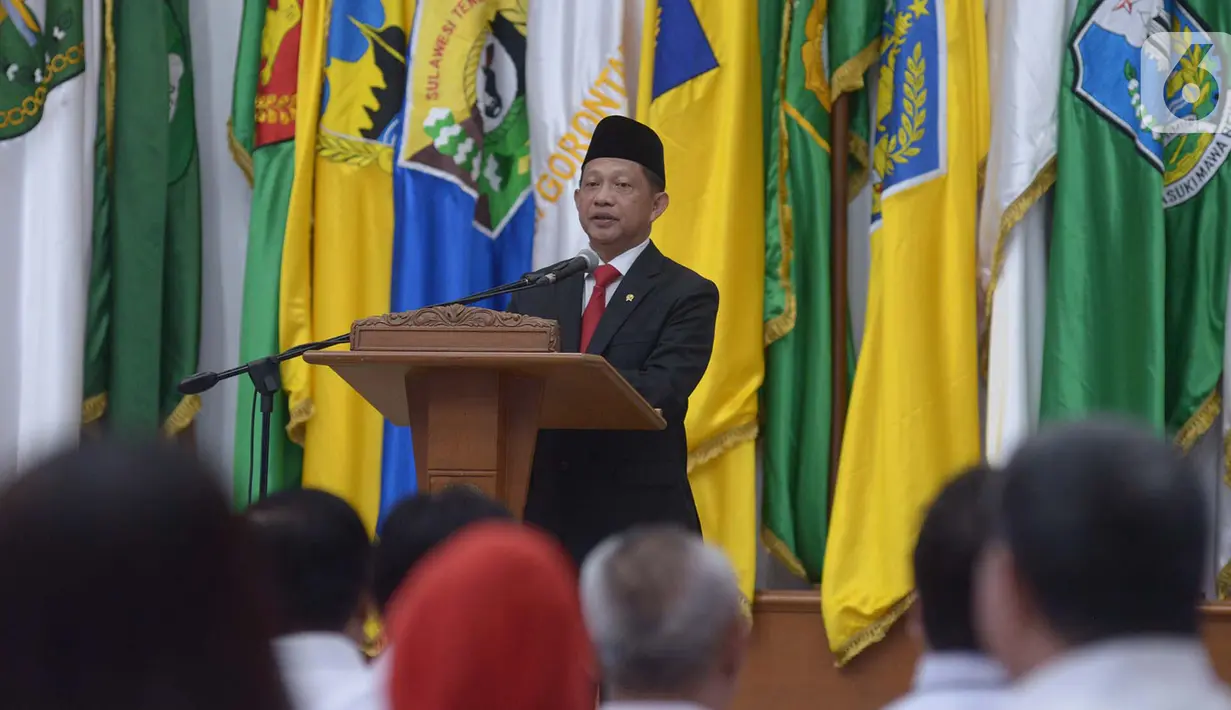 Menteri Dalam Negeri Tito Karnavian menyampaikan sambutan saat serah terima jabatan di Kantor Kemendagri, Jakarta, Rabu (23/10/2019). Presiden Joko Widodo resmi melantik Tito Karnavian menjadi Menteri Dalam Negeri  dalam jajaran Kabinet Indonesia Maju. (merdeka.com/Imam Buhori)