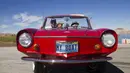 Sebuah mobil Amphicar 1964 dikemudikan oleh James Spear saat akan berlayar pada festival Las Vegas Amphicar Swim di Danau Mead, Nevada, Jumat (9/10). (REUTERS/Steve Marcus)