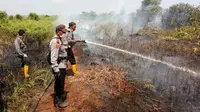 Sebagian titik panas bahkan menyebabkan asap pekat menghiasi langit Meulaboh dan menyebabkan penyakit ISPA. (Liputan6.com/M Syukur)