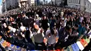 Umat muslim Rusia melaksanakan salat Idul Fitri di luar masjid di pusat kota Moskow, Selasa (5/7). Perayaan Idul Fitri 1437 H di Rusia jatuh pada hari ini. (Kirill KUDRYAVTSEV/AFP)