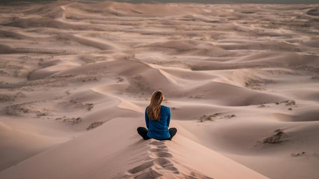 Ilustrasi mandiri, sendiri, berani