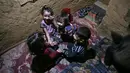 Sejumlah bocah bermain di dalam ruang bawah tanah Abu Omar di Douma, Damaskus, Suriah, (30/10). Peperangan antara pasukan pemberontak dan rezim Bashar Al-Assad yang tak kunjung usai menimbulkan kekhawatiran warga Suriah. (AFP PHOTO/Sameer Al-Doumy)
