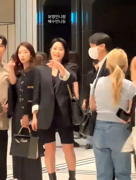 <p>Park Shin Hye tampak berbicara dan menunjukkan sesuatu kepada suaminya. Sementara itu, di samping Park Shi Hye adalah aktris Kim Hye Soo yang juga menunjukkan gestur serupa. (Foto: Twitter/ @moonliebe_)</p>