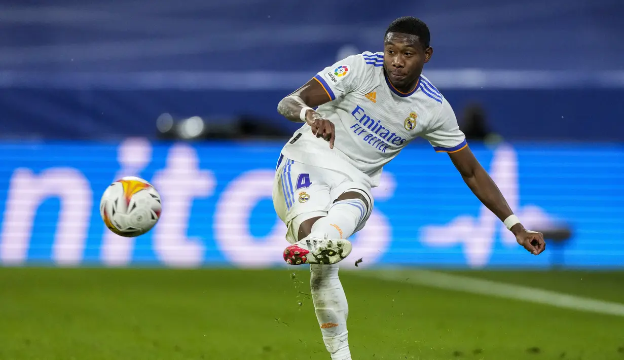 Bek Real Madrid, David Alaba mengumpan bola saat bertanding melawan Athletic Bilbao pada pertandingan lanjutan La Liga Spanyol di Santiago Bernabeu di Madrid, Spanyol, Kamis (2/12/2021). Kemenangan atas Bilbao membuat Madrid kokoh di puncak klasemen dengan 36 poin. (AP Photo/Bernat Armangue)